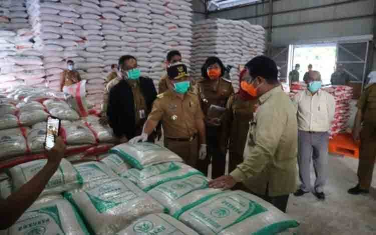 Gubernur Kalteng, Sugianto Sabran saat meninjau ketersediaan beras di Gudang Bolog, Kota Palangka Raya (FOTO : NOPRI)