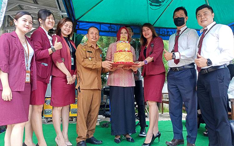 Wakil Bupati Barito Timur Habib Said Abdul Saleh didampingi istri menerima hadiah kue ulang tahun dari Bank Kalteng Cabang Tamiang Layang pada syukuran ulang tahun ke-54, Senin, 5 Desember 2022. (FOTO: BOLE MALO)