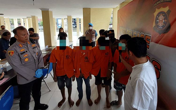 Kapolres Kapuas AKBP Qori Wicaksono saat interogasi empat pemuda pelaku persetubuhan anak di bawah umur, Senin sore, 5 Desember 2022. (FOTO: DODI)
