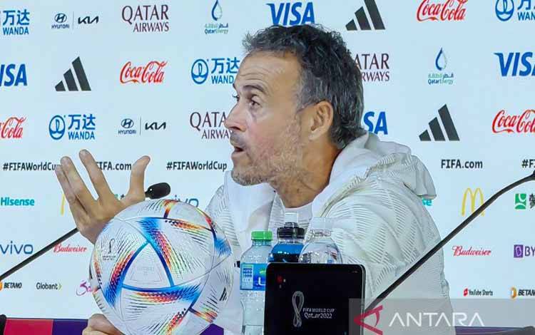 Pelatih tim nasional Spanyol Luis Enrique memberi keterangan dalam jumpa pers di Doha, Qatar, Selasa (22/11/2022), sehari jelang pertandingan Grup E melawan Kosta Rika. (ANTARA/Gilang Galiartha)