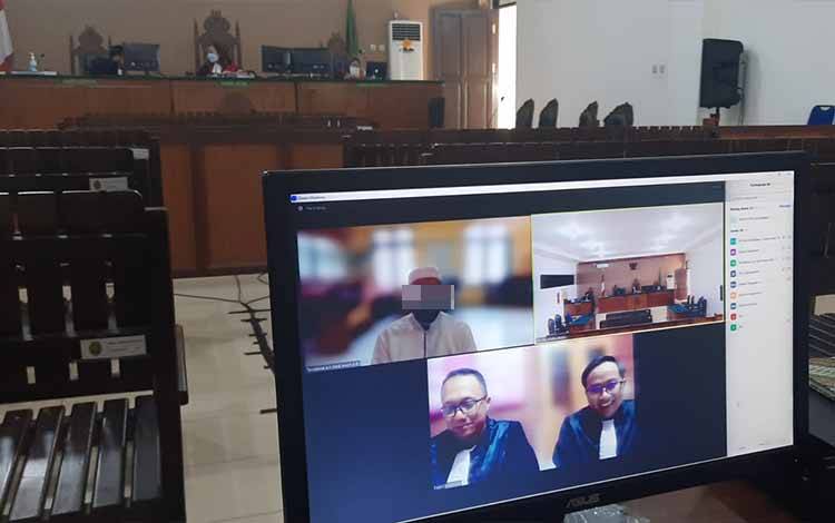 JPU (bawah) saat membacakan dakwaan pada sidang virtual terdakwa Said Husein (kiri Aatas)  di Pengadilan Tipikor Palangka Raya, Senin, 5 Desember 2022 (FOTO: APRIANDO)