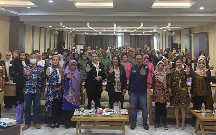 Jajaran Ikiawan DPRD Kapuas bersama peserta seusai kegiatan seminar waspada bahaya gadget terhadap anak. (FOTO: IST)
