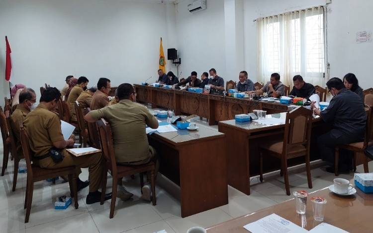 Rapat dengar pendapat komisi II bersama mitra kerja dari Pemprov Kalteng yang diikuti oleh Wakil Komisi II DPRD Kalteng, Sudarsono. (FOTO: DONNY D)