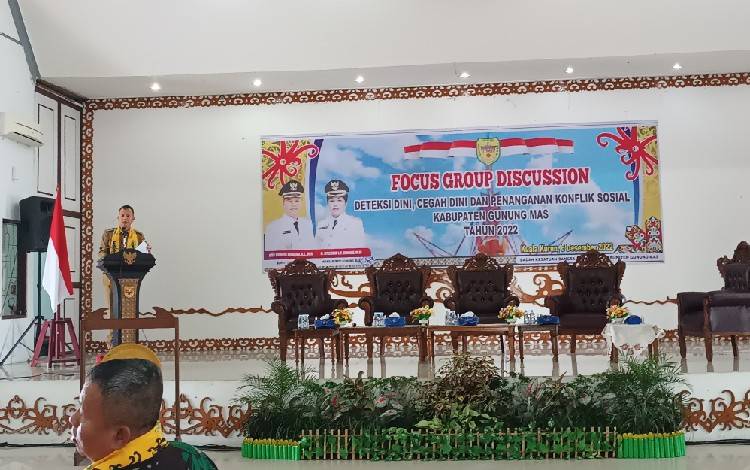 Bupati Gunung Mas Jaya S Monong saat memberikan sambutan di kegiatan forum diskusi terkait deteksi dini, cegah dini dan penanganan konflik sosial daerah Kabupaten Gunung Mas, Selasa, 6 Desember 2022. (FOTO: RISKA YULYANA)