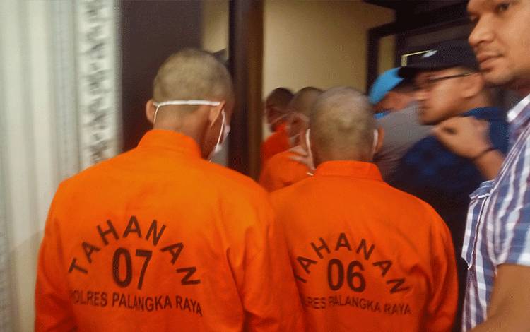 Dua pelaku pembunuhan anggota Polda Kalteng kembali ditangkap, Selasa, 6 Desember 2022. (POTO : PARLIN TAMBUNAN)