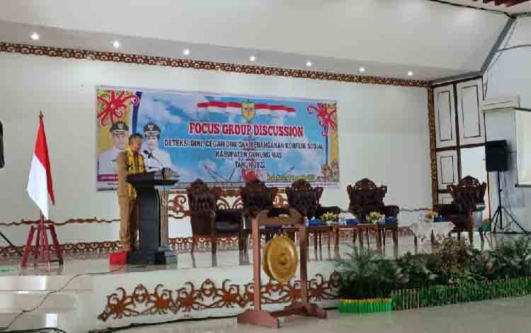 Bupati Gunung Mas Jaya S Monong saat memberikan sambutan di kegiatan forum diskusi terkait deteksi dini, cegah dini dan penanganan konflik sosial daerah Kabupaten Gunung Mas, Selasa, 6 Desember 2022. (FOTO: RISKA YULYANA) 