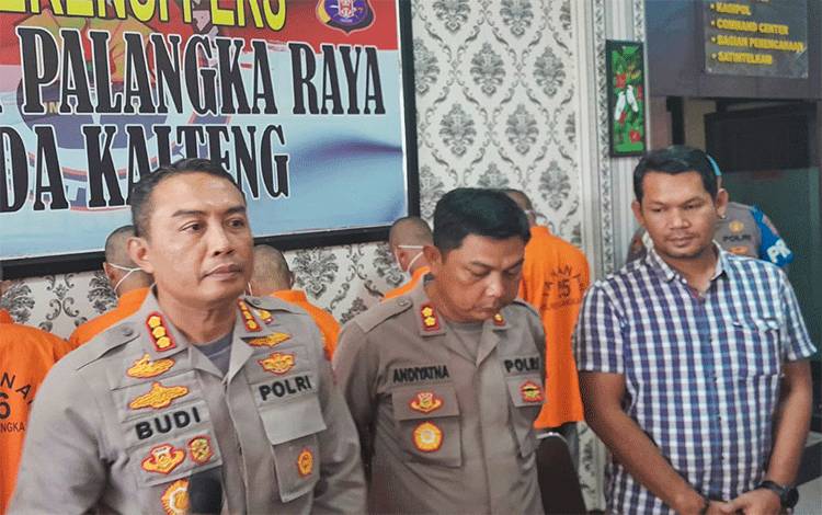 Kapolresta Palangka Raya, Kombes Budi Santosa (kanan) menggelar press release pengungkapan penambahan 2 pelaku pembunuhan anggota Polda Kalteng, Selasa, 6 Desember 2022. (POTO : PARLIN TAMBUNAN)
