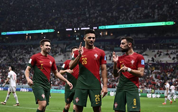 Penyerang Portugal Goncalo Ramos (tengah) melakukan selebtasi dengan rekan setimnya setelah mencetak gol dalam pertandingan babak 16 besar Piala Dunia 2022 melawan Swiss di Lusail Stadium, Lusail, Doha pada 7 Desember 2022. ANTARA/AFP/FABRICE COFFRINI