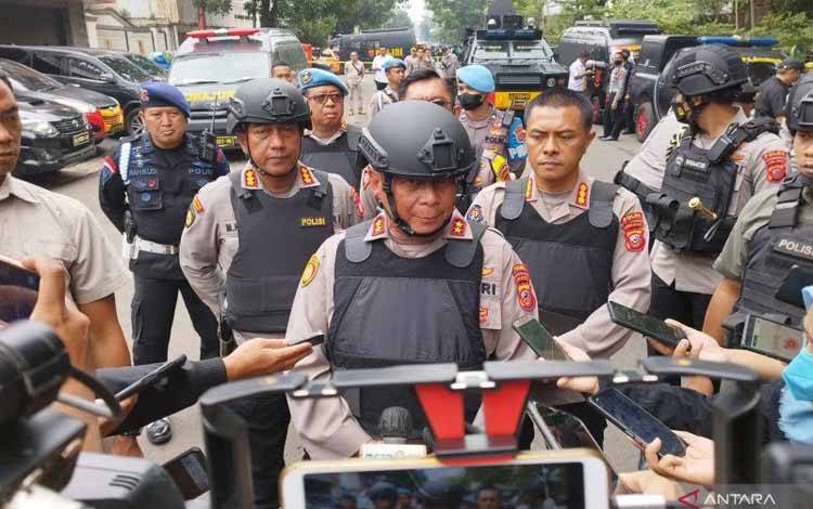 Kapolda Jawa Barat Irjen Suntana saat memberikan keterangan di sekitar Polsek Astanaanyar, Kota Bandung, Jawa Barat, Rabu (7/12/2022). (ANTARA/Bagus Ahmad Rizaldi)