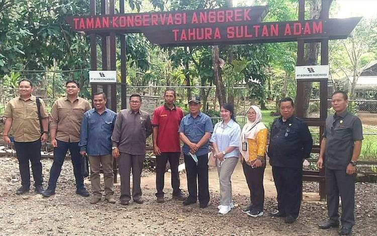 Sekretaris Komisi II DPRD Kalteng, Sengkon (kanan) bersama dengan pimpinan dan jajaran anggota komisi II lainnya saat berkunjung ke tahura Sultan Adam Kalsel. (FOTO: ISTIMEWA)