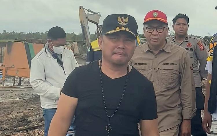 Gubernur Kalteng, Sugianto Sabran ketika mengunjungi kawasan food estate di Dadahup Kabupaten Kapuas. (FOTO: DOK KUNJUNGAN SUGIANTO SABRAN)