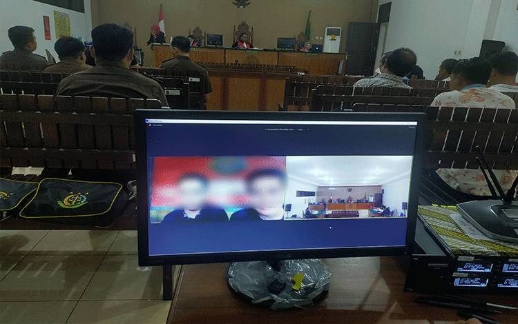Kedua terdakwa saat menjalani sidang virtual di Pengadilan Tipikor Palangka Raya, Kamis, 8 Desember 2022.