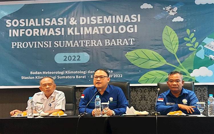 Kepala Pusat Layanan Informasi Iklim Terapan BMKG Ardhasena Sopahelu (tengah ) pada Sosialisasi dan diseminasi Informasi Klimatologi Sumbar di Padang, Kamis. (Antara/Ikhwan Wahyudi)