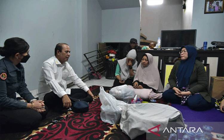 Kepala BNPT Komjen Pol. Boy Rafli Amar mengunjungi keluarga Aipda Sofyan Didu, korban bom bunuh diri Polsek Astanaanyar, di Bandung, Jawa Barat Kamis (8/12/2022). (ANTARA/HO-Humas BNPT)
