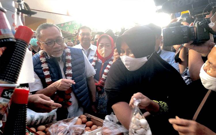 Menteri Perdagangan Zulkifli Hasan saat memantau harga bahan kebutuhan pokok di Pasar Bukateja, Purbalingga, Jawa Tengah, Jumat. (ANTARA/ Sella Panduarsa Gareta)
