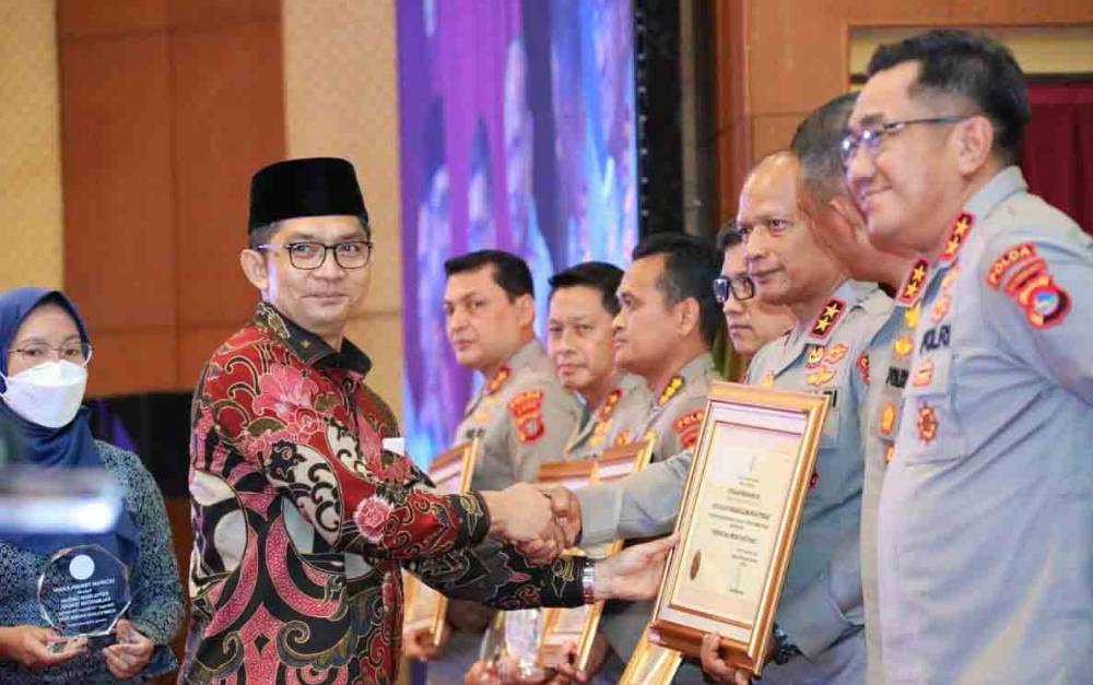 Kapolda Kalteng Irjen Pol Nanang Avianto menerima penghargaan Kompolnas Award 2022, Kamis, 8 Desember 2022. (POTO : Humas Polda Kalteng).