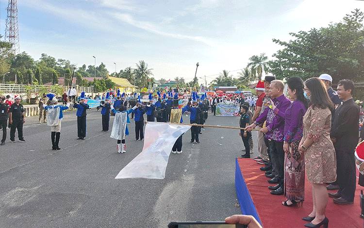 Bupati Kapuas, Ben Brahim S Bahat saat lakukan pelepasan peserta Pawai Lilin pada Jumat sore, 9 Desember 2022. (FOTO: DODI)