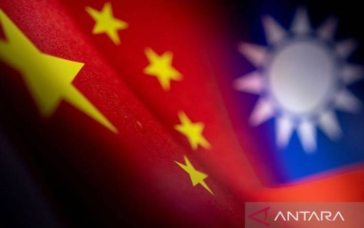 Ilustrasi - Bendera China dan Taiwan. (ANTARA/Reuters/Dado Ruvic/as)