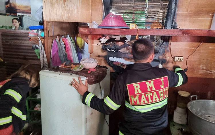 Relawan Matabu Jaya saat melakukan pemadaman kebakaran dapur warung di RT 02 Kelurahan Tamiang Layang, Minggu, 11 Desember 2022. (FOTO: BOLE MALO)
