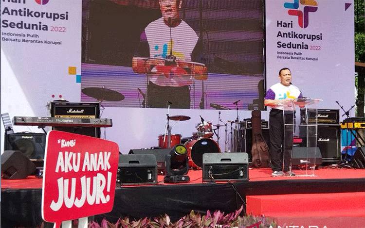 Ketua KPK Firli Bahuri memberi sambutan dalam penutupan Hari Antikorupsi Sedunia (Hakordia) 2022 di kompleks Gelora Bung Karno (GBK) Jakarta, Minggu (11-12-2022). ANTARA/Benardy Ferdiansyah