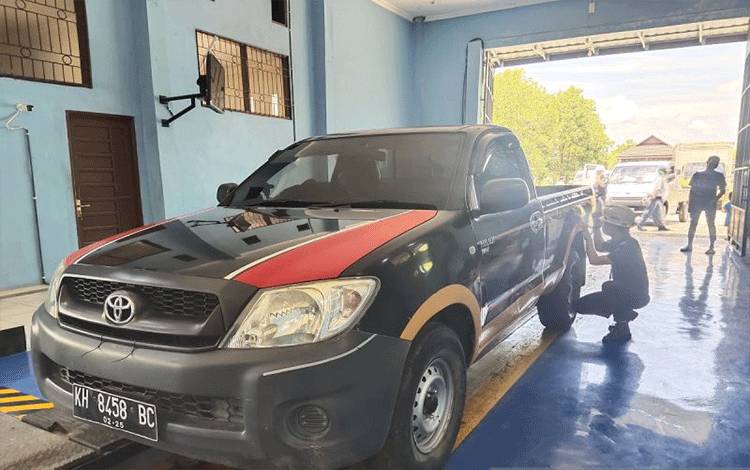 Petugas Dishub Kota Palangka Raya, Provinsi Kalimantan Tengah melakukan uji KIR kendaraan di lingkungan Terminal WA Gara kota setempat beberapa waktu lalu. (ANTARA/Rendhik Andika)