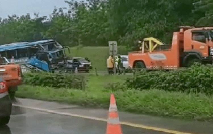 Evakuasi bus yang kecelakaan di jalan Tol Cipali. ANTARA/Tangkap Layar Video WAG