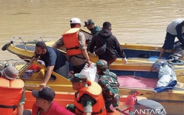 Sejumlah dari ASN di lingkungan Pemprov Kaltim dan Kota Samarinda turun lke Sungai Karang Mumus dengan menggunakan perahu karet untuk mengambil sampah yang mengotori air Sungai tersebut. (Diskominfo Kaltim)