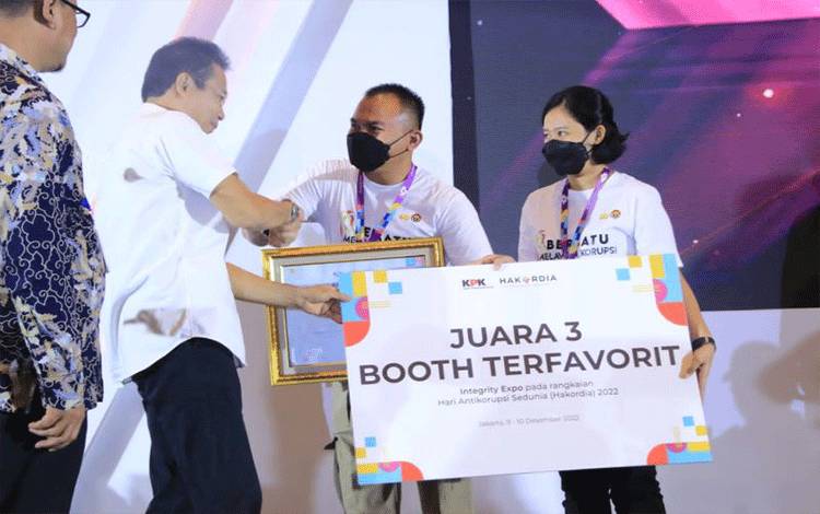 Tim Polri menerima trophi dan penghargaan terbaik ketiga dalam pamerab Hari Antikorupsi Sedunia (Hakordia) 2022 yang diselenggarakan KPK di Jakarta, Sabtu (10/12/2022). (ANTARA/HO-Divisi Humas Polri)