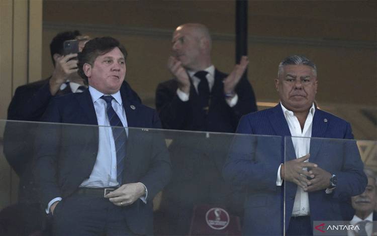 Presiden CONMEBOL Alejandro Dominguez (kiri) bersama Presiden asosiasi sepak bola Argentina Claudio Fabian Tapia (kanan) saat menyaksikan laga perempat final Piala Dunia 2022 Qatar antara Belanda kontra Argentina di Lusail Stadium, Doha, pada 9 Desember 2022. (AFP/JUAN MABROMATA)