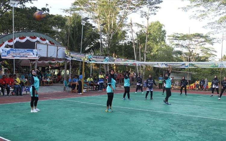Pertandingan bola voli di turnamen Dandim Cup II tahun 2022, bertempat di lapangan Voli Darmawangsa, Jalan A Yani Eks Barak Batalyon. (FOTO: IST)