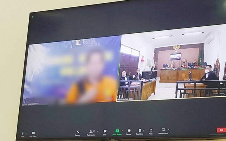 Terdakwa saat menjalani sidang virtual di Pengadilan Negeri Palangka Raya. (FOTO: APRIANDO)