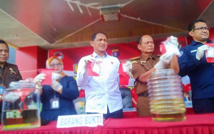 Direktur Reserse Narkoba Polda Kalteng Kombes Nono Wardoyo memusnahkan barang bukti sabu, Senin, 12 Desember 2022. (POTO : PARLIN TAMBUNAN)