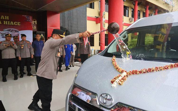 Kapolda Kalteng Irjen Pol Nanang Avianto melakukan prosesi adat tampung tawar dengan cara menyiram mobil tersebut, Selasa, 13 Desember 2022. (PARLIN TAMBUNAN)