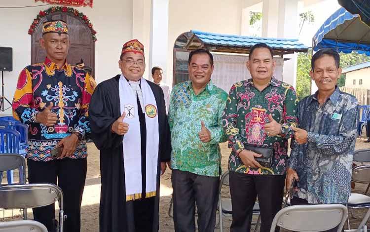 Anggota DPRD Gunung Mas Untung Jaya Bangas (tengah) saat mengikuti safari natal di Kelurahan Tumbang Talaken, Kecamatan Manuhing, Minggu, 11 Desember 2022. (FOTO: RISKA YULYANA)