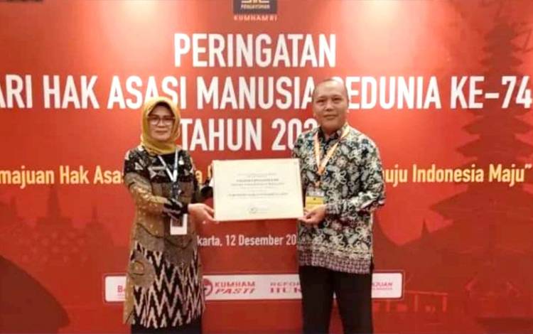 Asisten I, Sekda Barito Utara, Hj Siti Nornah saat menerima penghargaan Kabupaten Peduli HAM dari Kementerian Hukum dan Hak Asasi Manusia (Kemenkumham) RI di Golden Ballroom Hotel Sultan & Residence Jakarta, Senin, 12 Desember 2022. (FOTO: ISTIMEWA)