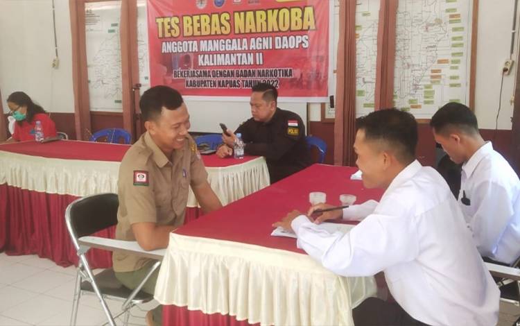 Anggota Manggala Agni Daop Kalimantan II Kapuas saat akan jalani tes urine jelang akhir tahun 2022. (FOTO: IST)