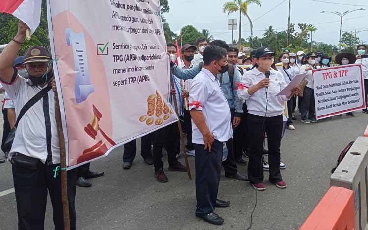 Forum Sertifikasi Guru Kabupaten Barito Timur saat menggelar unjuk rasa damai untuk menuntut Tambahan Penghasilan Pegawai atau TPP di depan Gedung DPRD Barito Timur, Rabu, 14 Desember 2022. (FOTO: BOLE MALO)