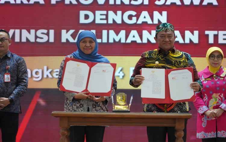 Penandatangan MoU Misi Dagang antara Provinsi Jawa Timur dan Provinsi Kalteng di Aula Jayang Tingang Kantor Gubernur Kalteng, Rabu, 14 Desember 2022. (FOTO: IST)