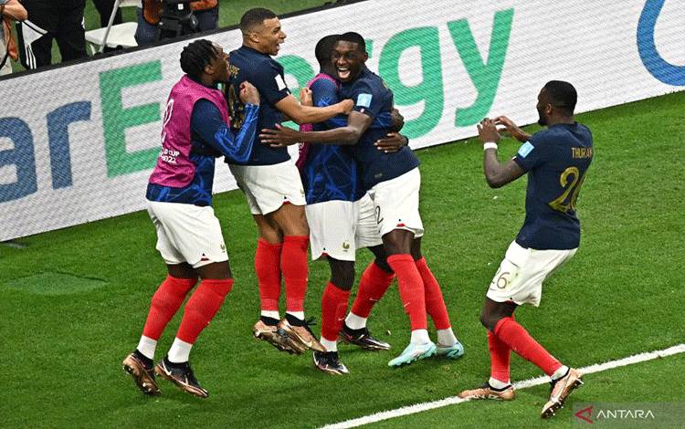 Para pemain Prancis merayakan gol Randal Kolo Muani (kedua kanan) di pertandingan semifinal Piala Dunia 2022 melawan Maroko di Stadion Al-Bayt, Al-Khor, Doha pada 15 Desember 2022. ANTARA/AFP/ANNE-CHRISTINE POUJOULAT