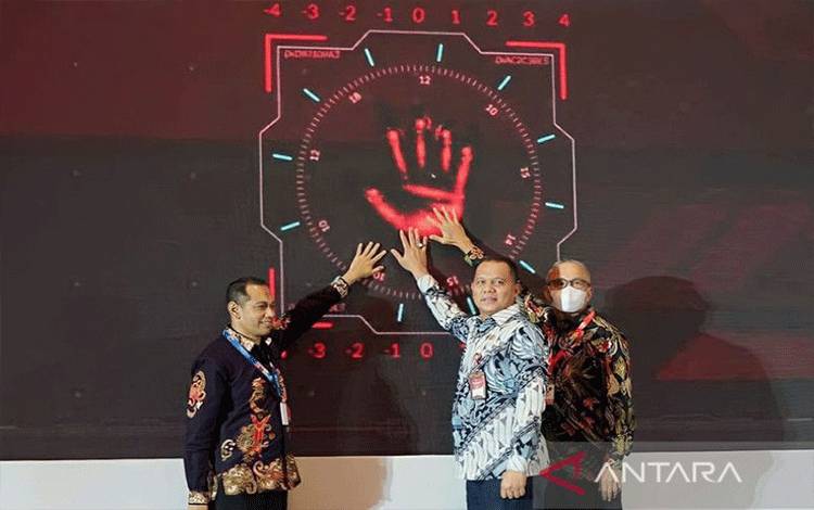 Wakil Ketua KPK Nurul Ghufron (kiri) saat peluncuran aplikasi panduan pencegahan korupsi bagi dunia usaha pada puncak peringatan Hari Antikorupsi Sedunia (Hakordia) 2022 di Jakarta, Jumat (9/12/2022). (ANTARA/HO-Humas KPK/pri)