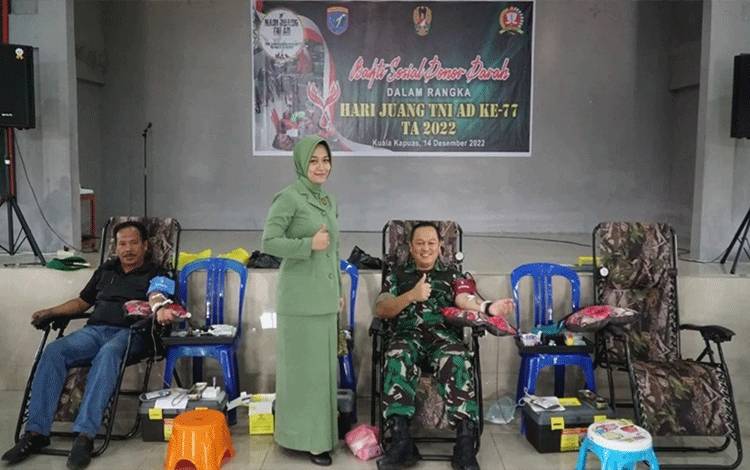 Dandim 1011 Kuala Kapuas Letkol Kav Ferdiansyah turut donorkan darah peringati Hari Juang TNI AD. (FOTO: KODIM KAPUAS)