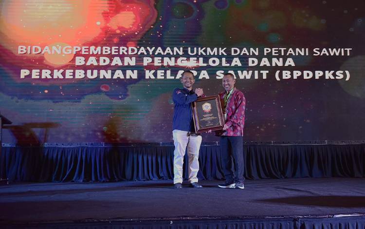 Penyerahan penghargaan Sawit Award 2022 dalam rangkaian HUT ke-11 Majalah Sawit Indonesia di Hotel Aryaduta, Jakarta. (FOTO: IST)