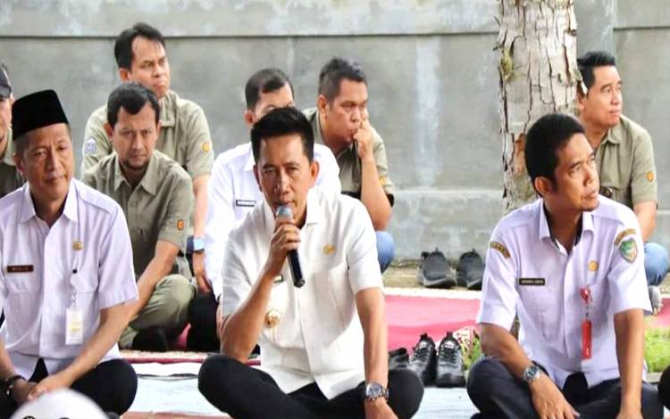 Bupati Barito Utara, H Nadalsyah saat memberikan arahan dan penekanan kepada Dinas PUPR pada Hari Bakti PUPR ke 77, Rabu 14 Desember 2022