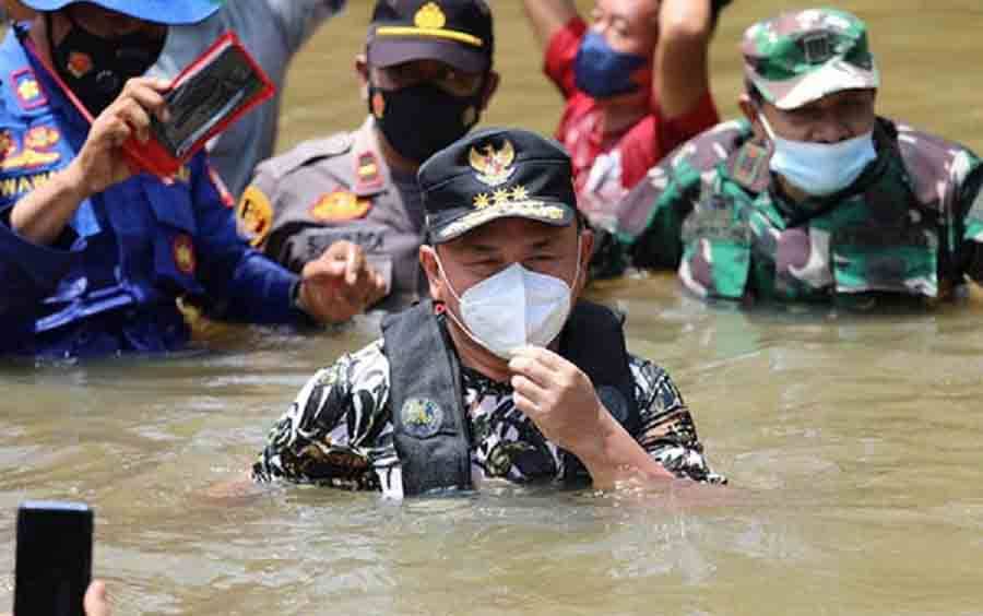 Gubernur Kalimantan Tengah (Kalteng), Sugianto Sabran saat meninjau kondisi banjir Kalteng. (FOTO: IST)