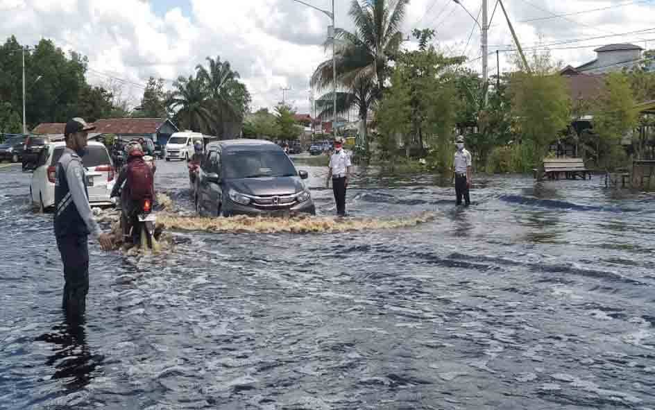 Banjir di Bumi Tambun Bungai Kalimantan Tengah. Gubernur Kalimantan Tengah (Kalteng), Sugianto Sabran menilai perlu sinergisitas dalam menangani masalah banjir secara menyeluruh. (FOTO: IST)