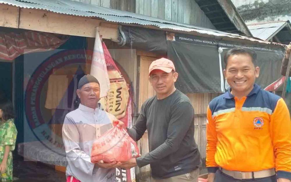Plt Kepala BPBPK Provinsi Kalteng Falery Tuwan didampingi Kepala Bidang Darlog Alpius Patanan menyerahkan secara langsung paket bantuan door to door kepada masyarakat yang terdampak banjir. (FOTO: BPBPK Kalteng)