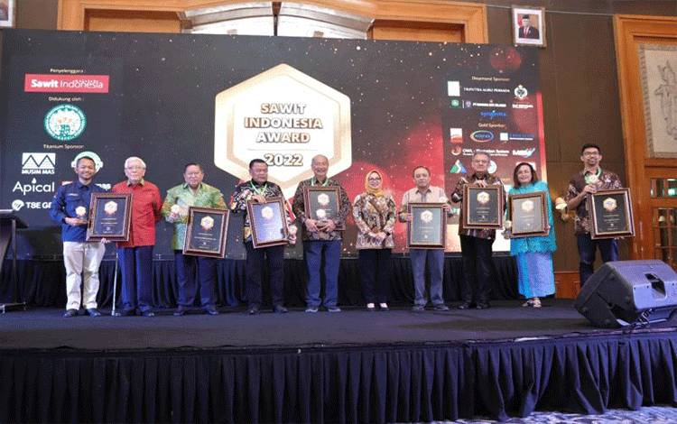 Beberapa tokoh yang meraih Penghargaan Sawit Indonesia atau Sawit Indonesia Award (SIA) 2022 untuk Kategori Lifetime Achievement antara lain (berturut-turut dua dari kiri) Bungaran Saragih , Mangga Barani dan Sahat Sinaga yang diserahkan di Jakarta, Rabu (14/12/2022). ANTARA/HO-Panitia SIA 2022.