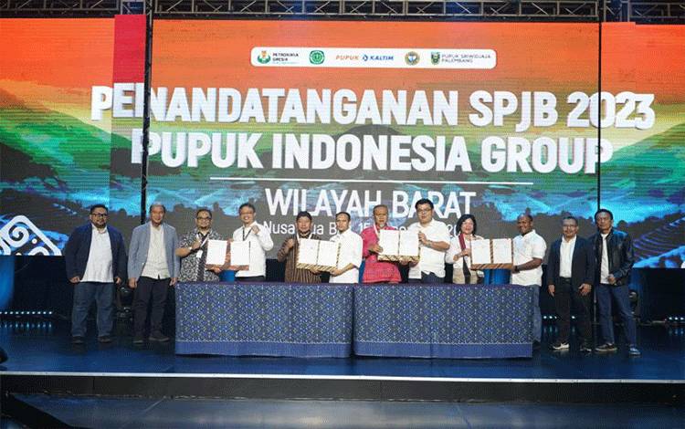 Penandatanganan Surat Perjanjian Jual Beli (SPJB) pupuk subsidi tahun anggaran 2023 antara Pupuk Indonesia Grup dan distributor. ANTARA/HO-Pupuk Indonesia