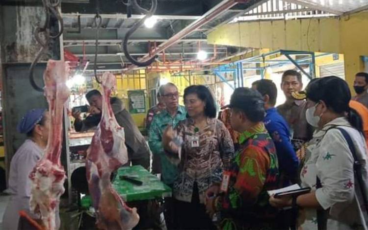 Kegiatan inspeksi harga pasar dilakukan Pemkab Kobar menjelang Natal dan Tahun Baru. (FOTO: WAHYU KRIDA)