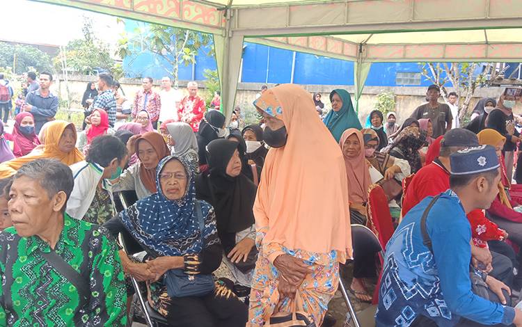 Masyarakat Baamang Tengah antre dengan tertib untuk menerima BLT BBM di Kantor Kelurahan Baamang Tengah. (FOTO: DEWIP)